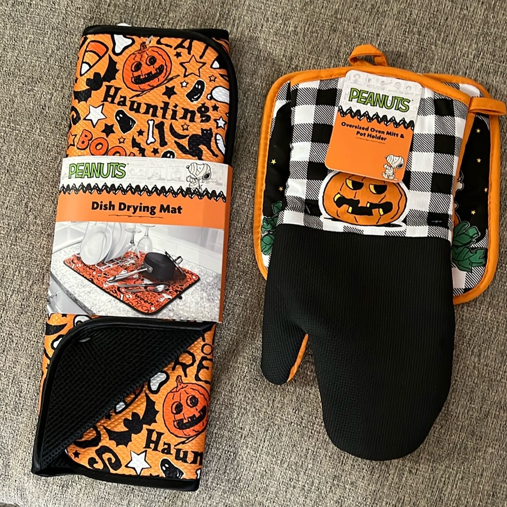Peanuts oversized oven mitt and potholder. Peanuts dish drying mat